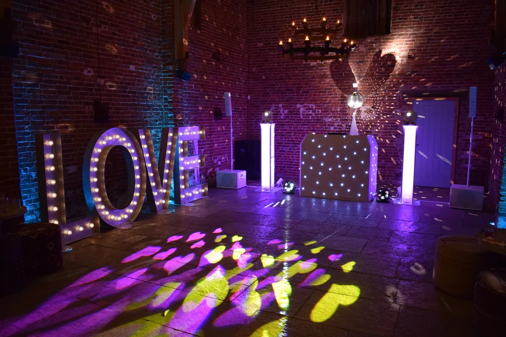 دی‌جی حرفه‌ای عروسی و نورپردازی سالن؛ نمونه اهمیت دی‌جی در شب عروسی