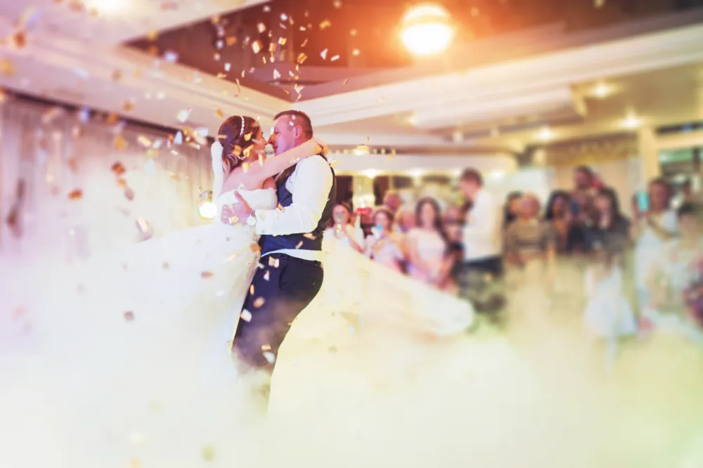 رقص اول عروس و داماد با افکت دود و نور حرفه‌ای